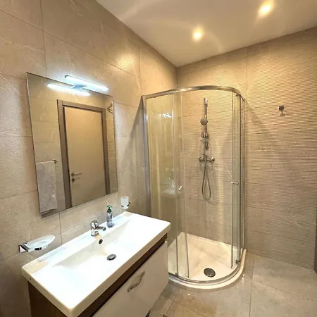 Champagne Garden Apartment